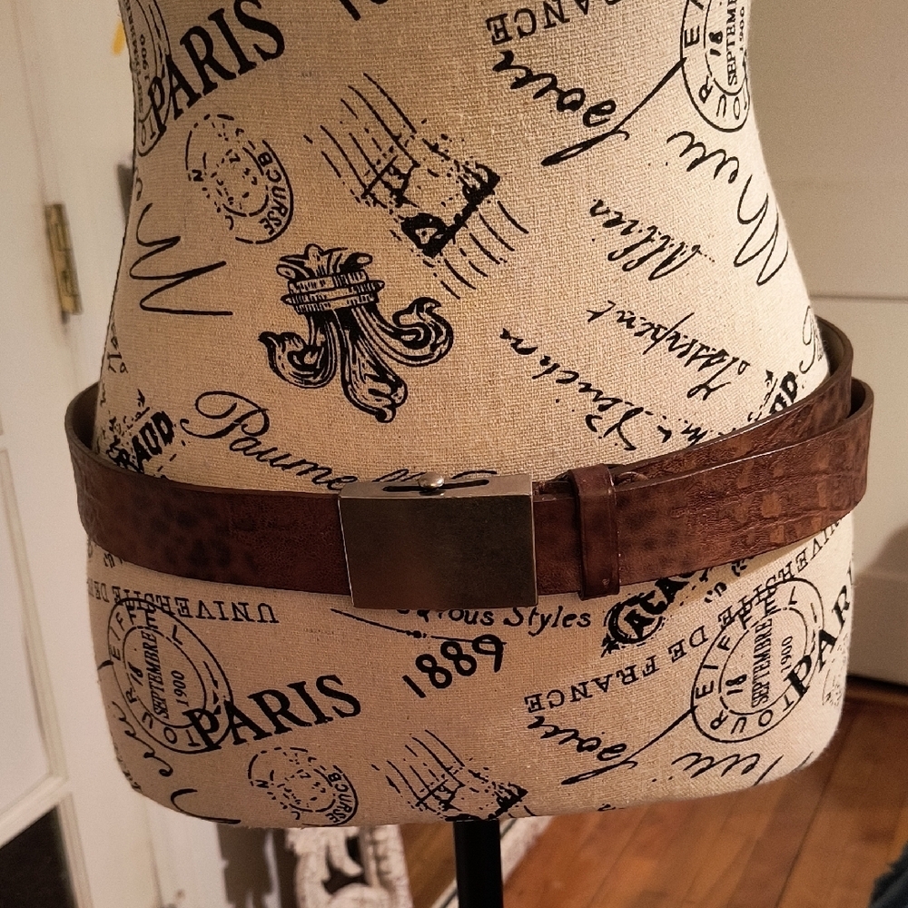 Vernizzi Brown Leather Belt with A Silver Buckle. Size 38. Great Condition